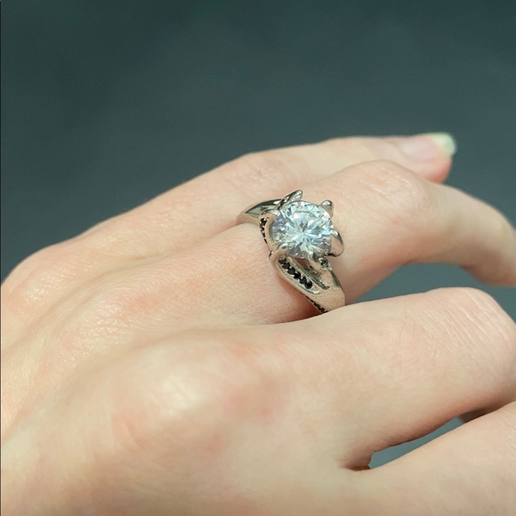 Elegant Silver Ring with Clear cz diamond Gemstone - Picture 5 of 17